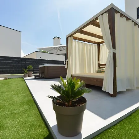 Mi Ciovo With Private Hot Tub And Garden * تروغير