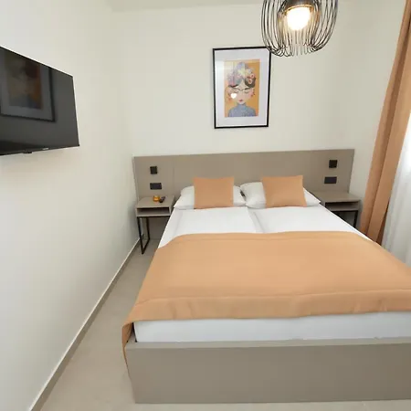 Lejlighed Mi Ciovo With Private Hot Tub And Garden Trogir