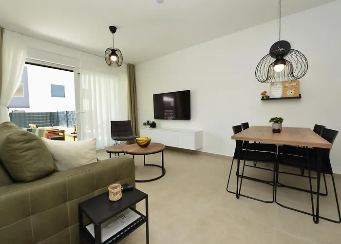 Mi Ciovo With Private Hot Tub And Garden Apartamento Trogir