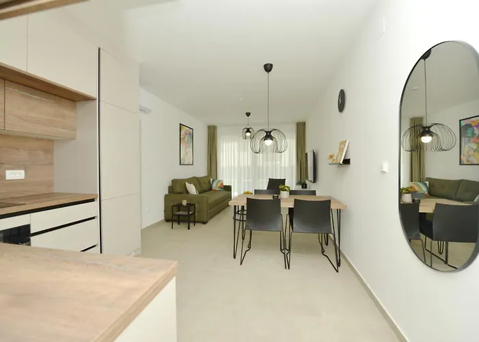 Mi Ciovo With Private Hot Tub And Garden Apartamento Trogir