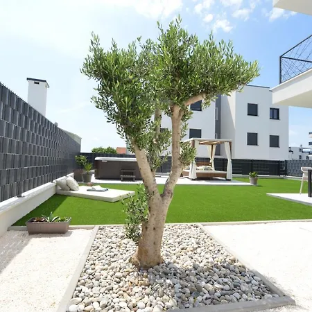 Mi Ciovo With Private Hot Tub And Garden Lägenhet *