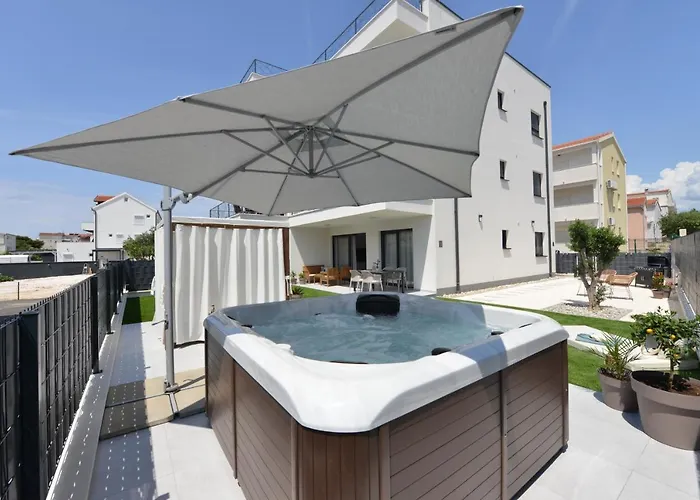 Mi Ciovo With Private Hot Tub And Garden Lägenhet Trogir