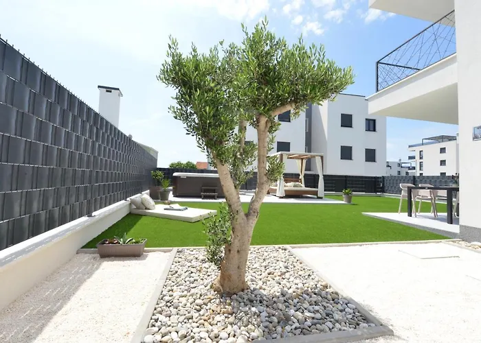 Mi Ciovo With Private Hot Tub And Garden Lägenhet *
